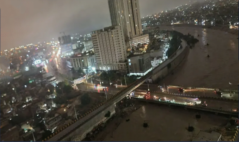 کراچی میں فوج طلب، شہر کی دونوں ندیوں میں طغیانی، نشیبی علاقے ڈوب گئے، اموات 7 ہوگئیں